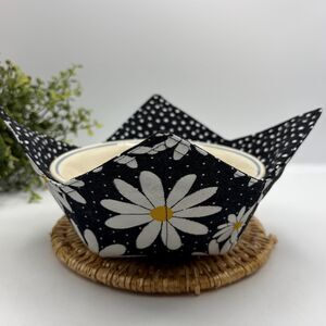 Microwave Soup Bowl Cozy: Black and White Daisies Reversible Bowl Cozy